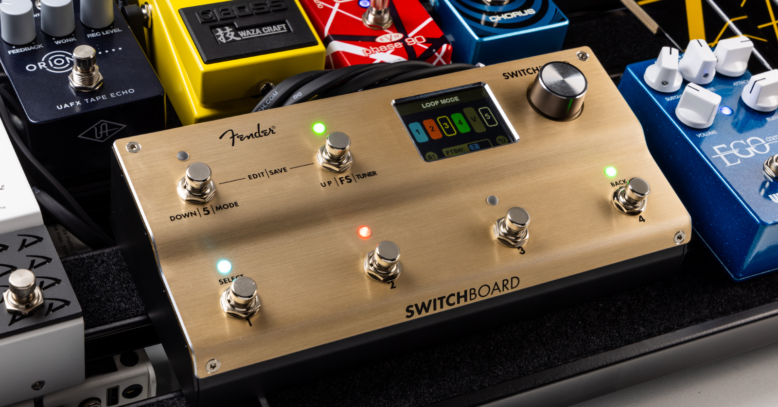 Pedali per chitarra collegati a uno switcher programmabile per modificare l’ordine degli effetti